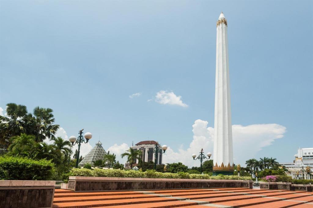 Oyo 235 Maumu Hotel & Lounge Surabaya Exterior photo