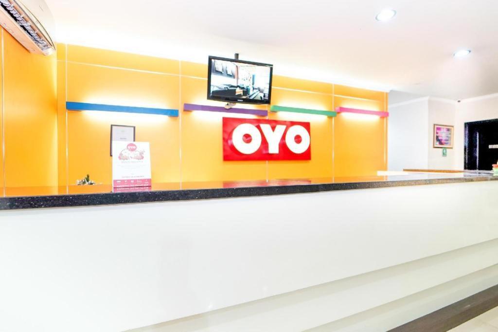 Oyo 235 Maumu Hotel & Lounge Surabaya Exterior photo