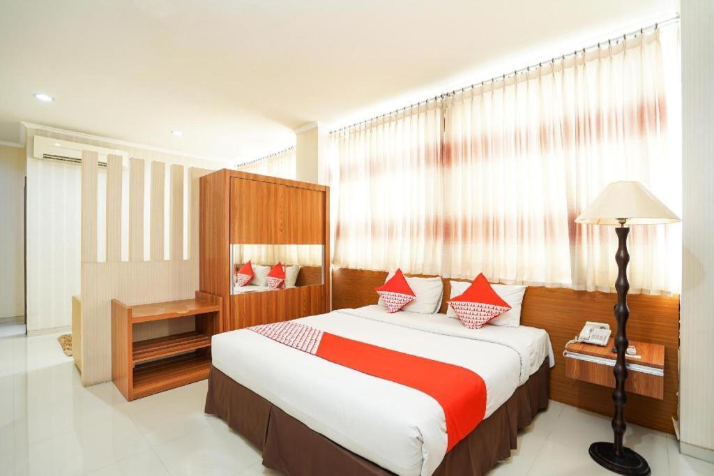 Oyo 235 Maumu Hotel & Lounge Surabaya Exterior photo